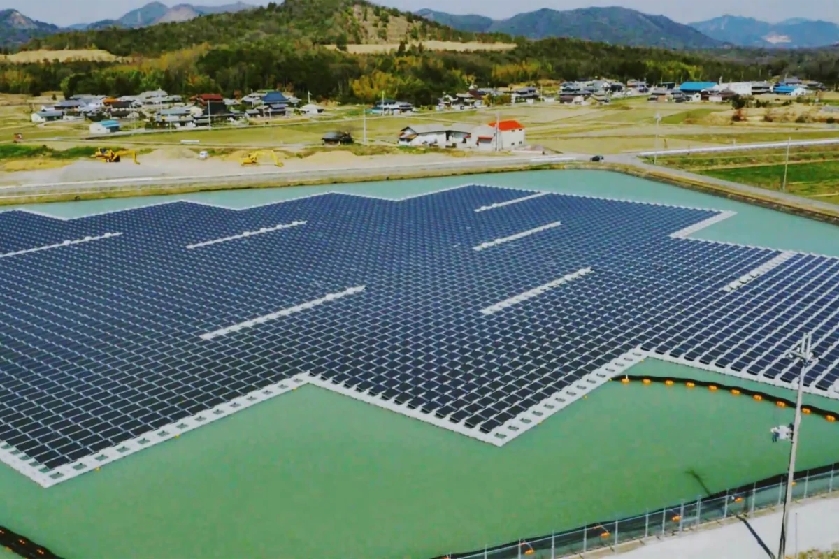Aerial view of the floating power plant at Nishihira Pond (Photo: Kyocera Corporation, Century Tokyo Leasing Corporation)