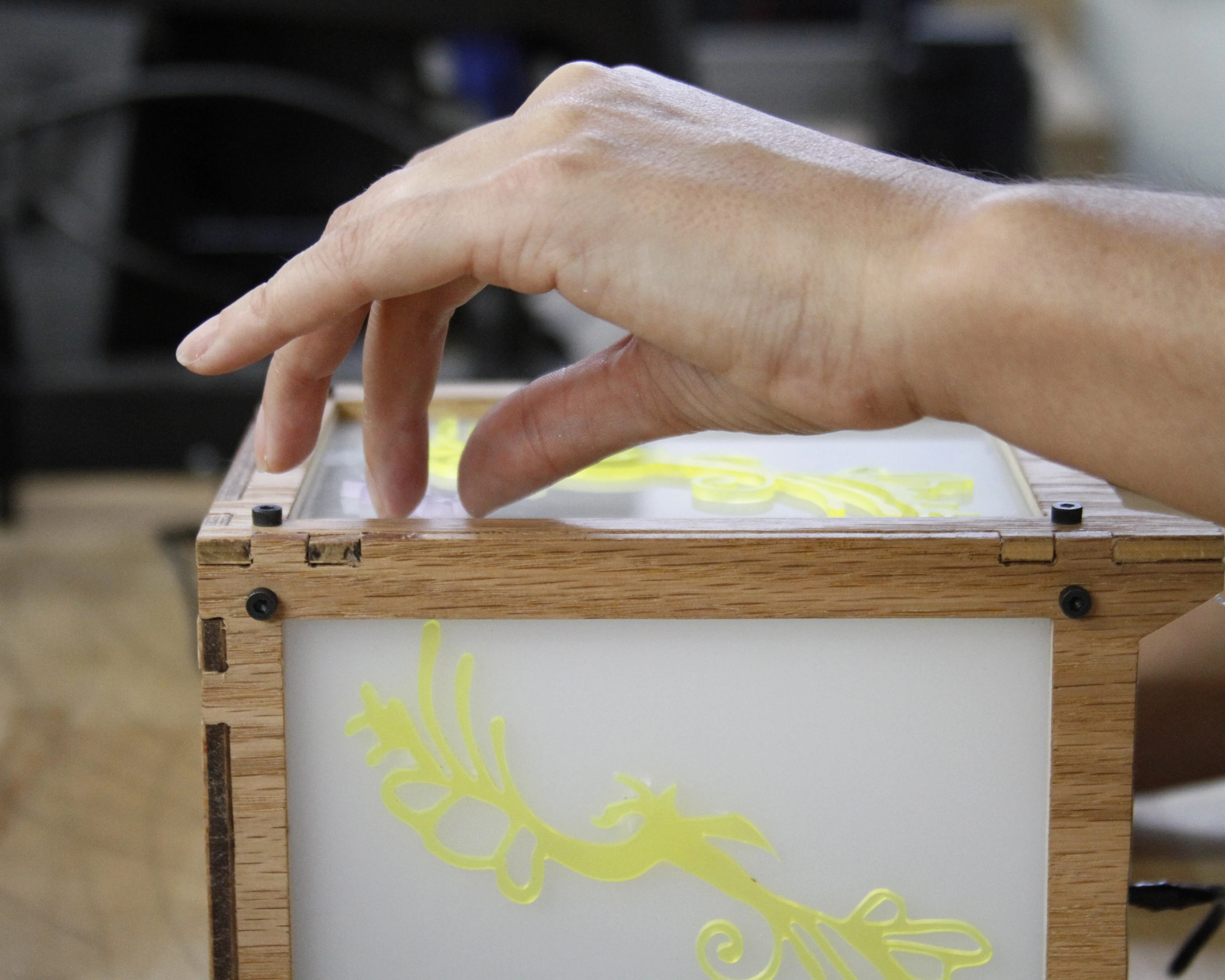 A Carvey etched lampshade