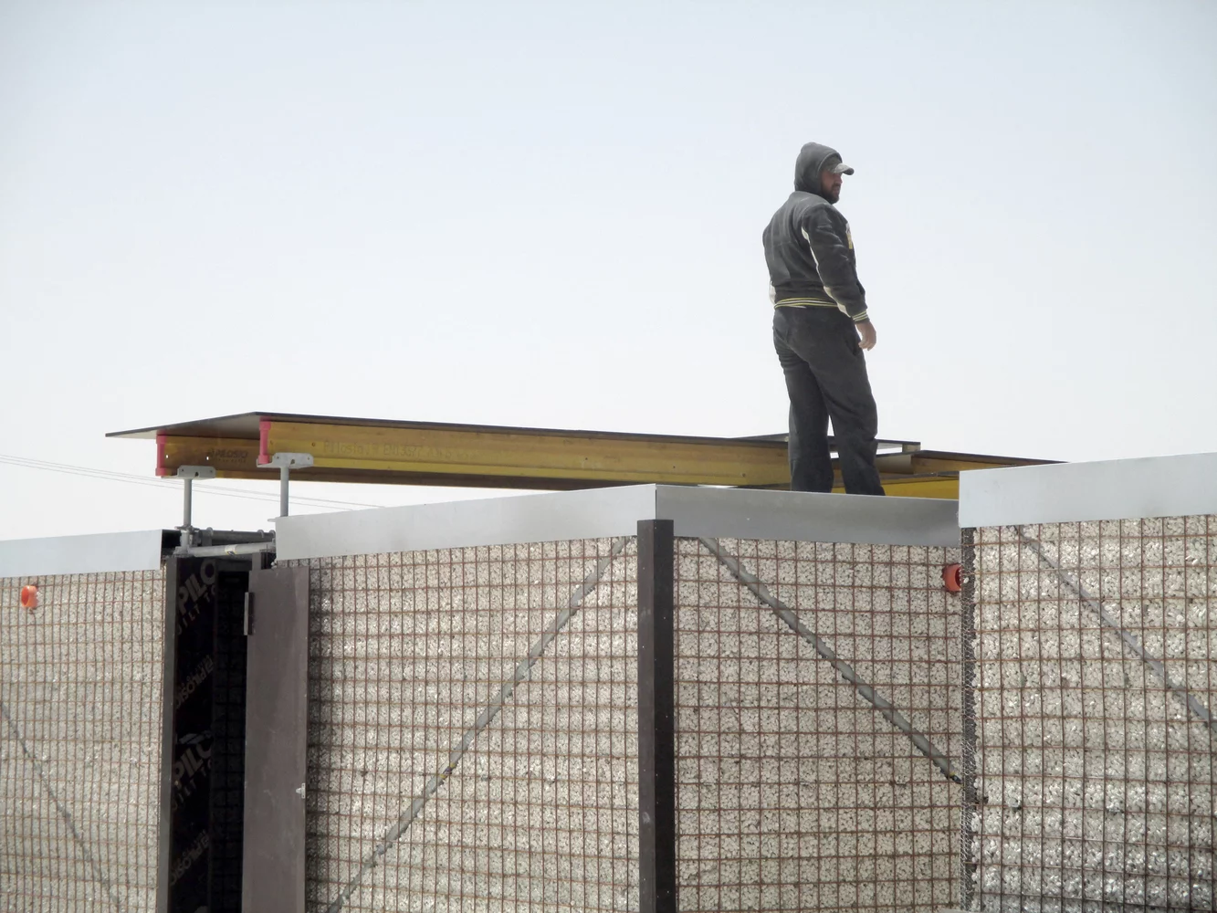 The system is simple and comprises scaffolding tubes, which are are joined together to build a simple frame for whatever structure is required