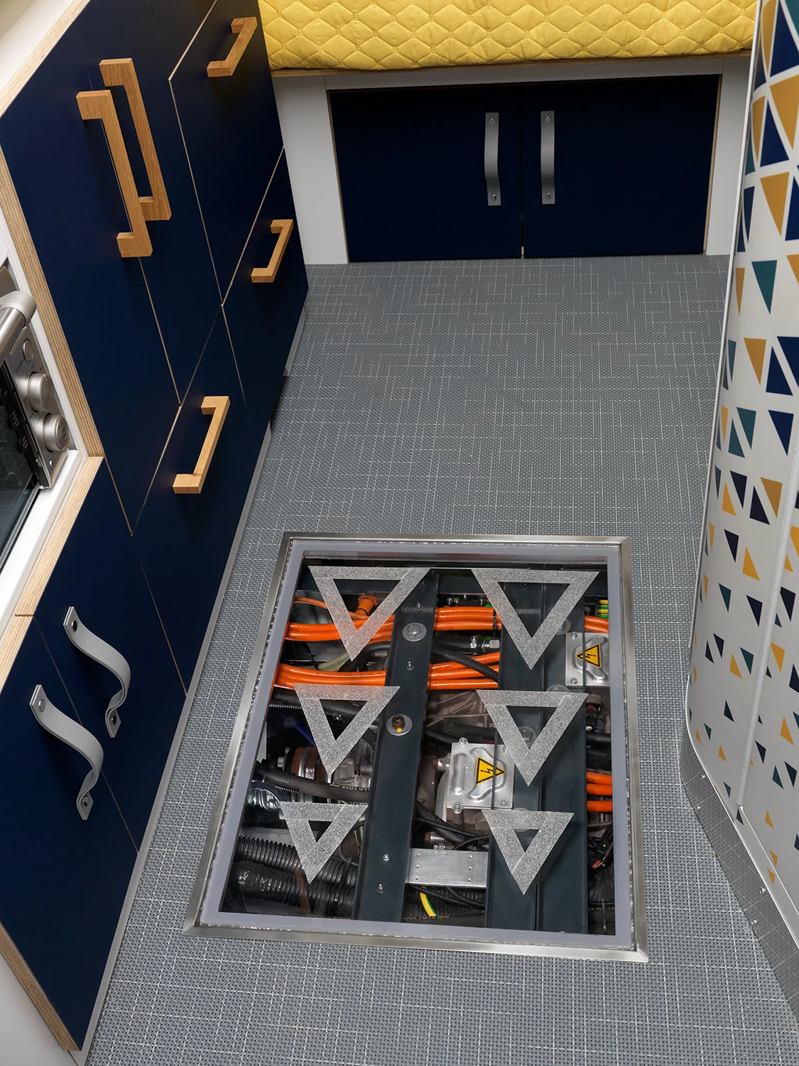 A transparent floor panel throws the focus on the electrical hardware driving the eStream concept