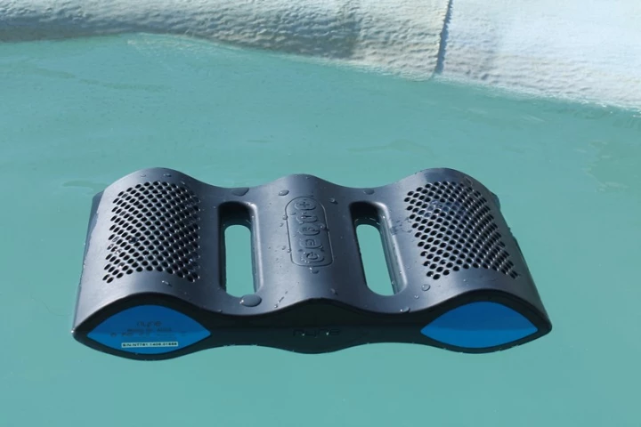The Nyne Aqua is a floating, wireless stereo system (Photo: Eric Mack/Gizmag)