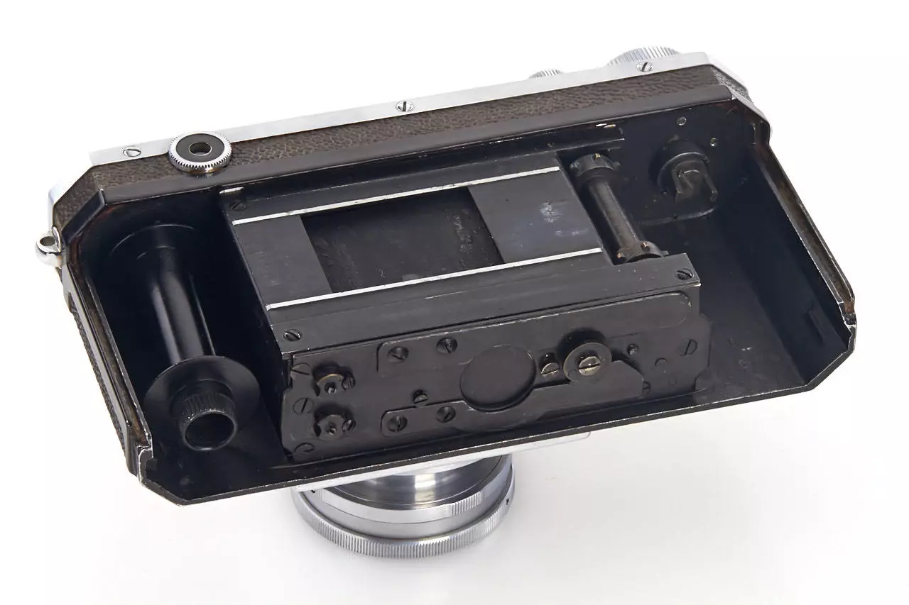 The interior of the Nikon One features a single pair of guide rails, with removable take-up spool
