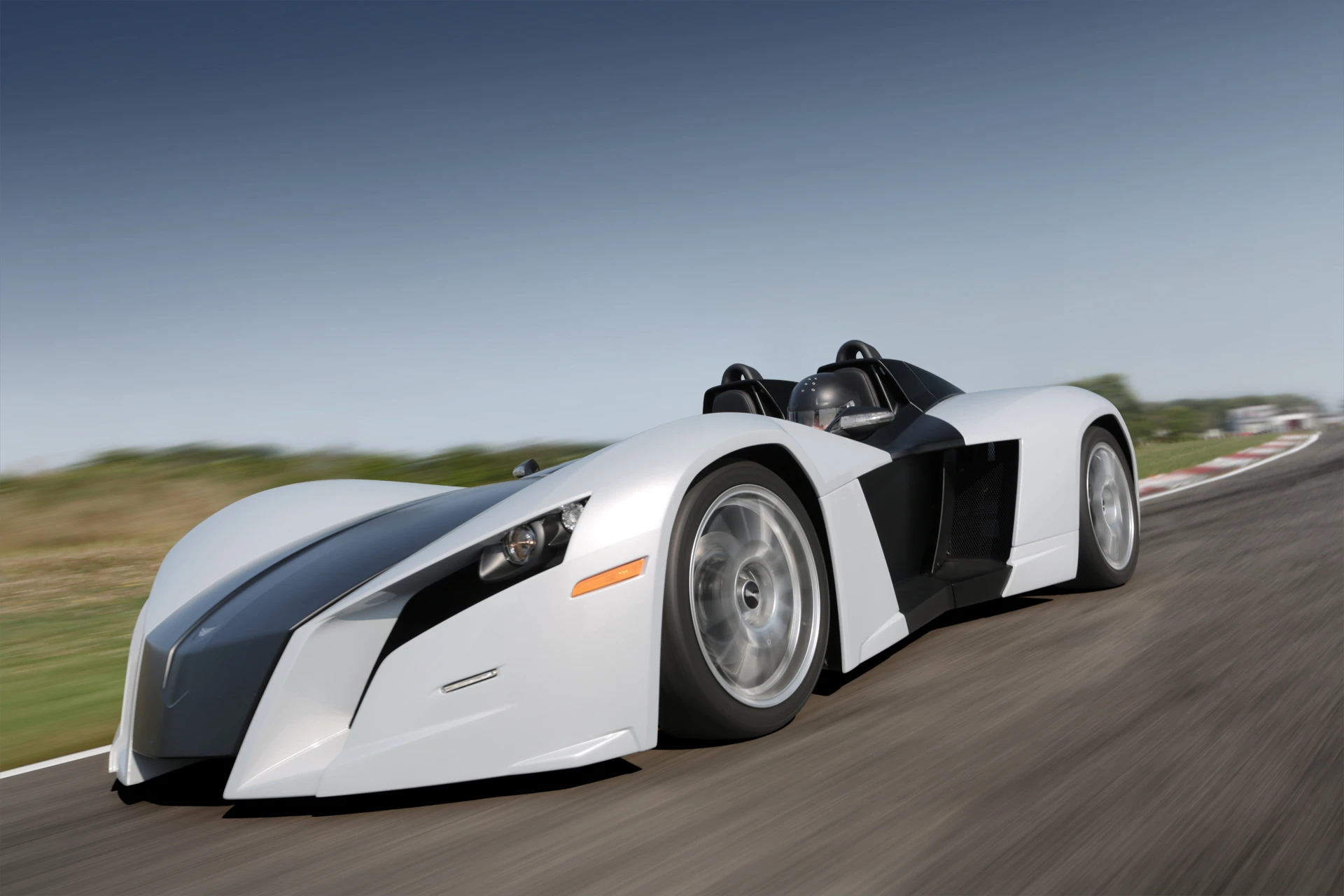 Bodywork comprised of carbon fiber composites gives the MK5 an overall weight of 1,200 lbs (545 kg) and a power-to-weight ratio of 460 bhp per tonne