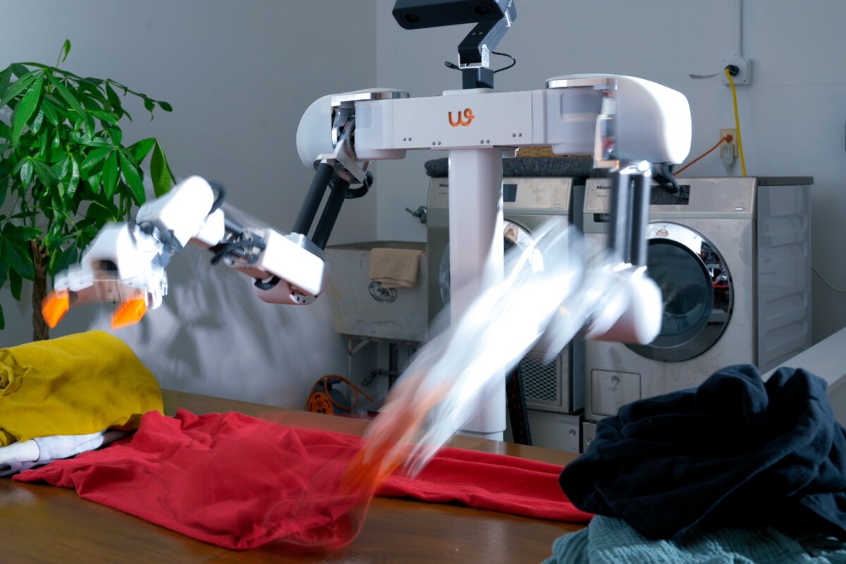 This robot can fold your laundry – but not without a helping hand