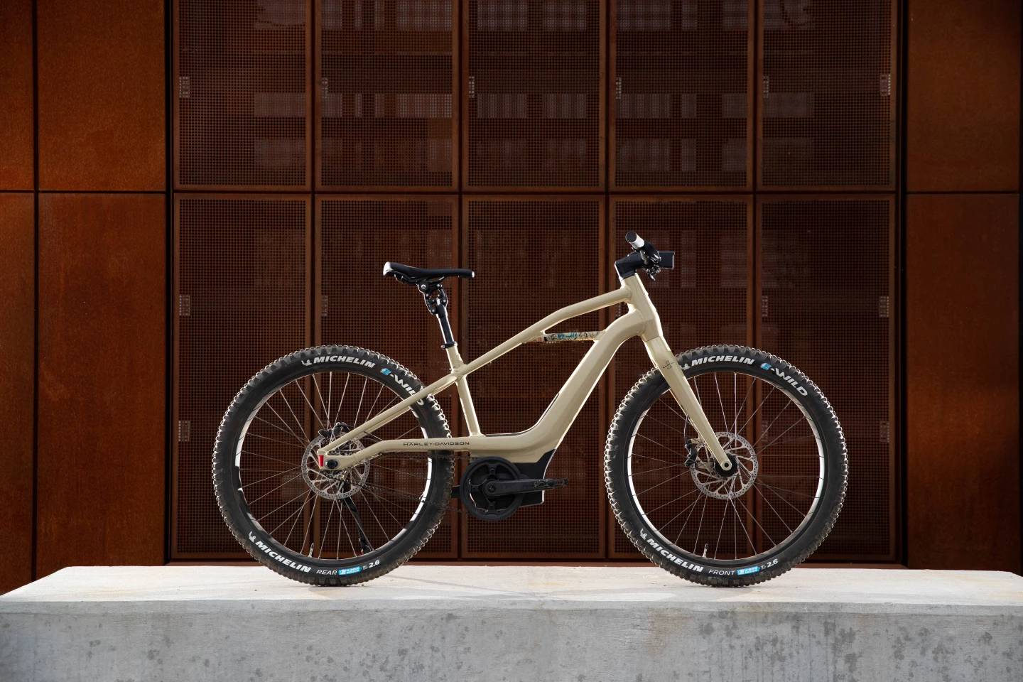 All the basics from the MOSH/CTY are included, such as a Brose S Mag mid-mount motor, 529-Wh battery, and a sporty frame with internally routed cabling