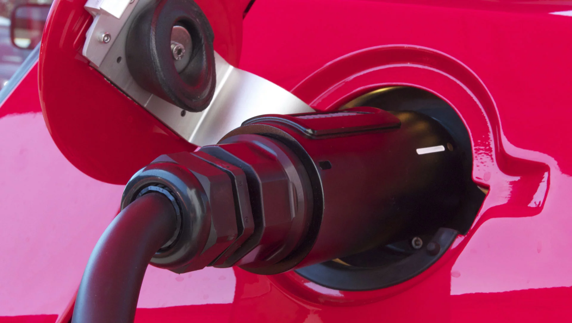 A consortium of auto manufacturers is developing a universal charging system for EVs which is expected to be ready for market next year (Photo: Gizmag)