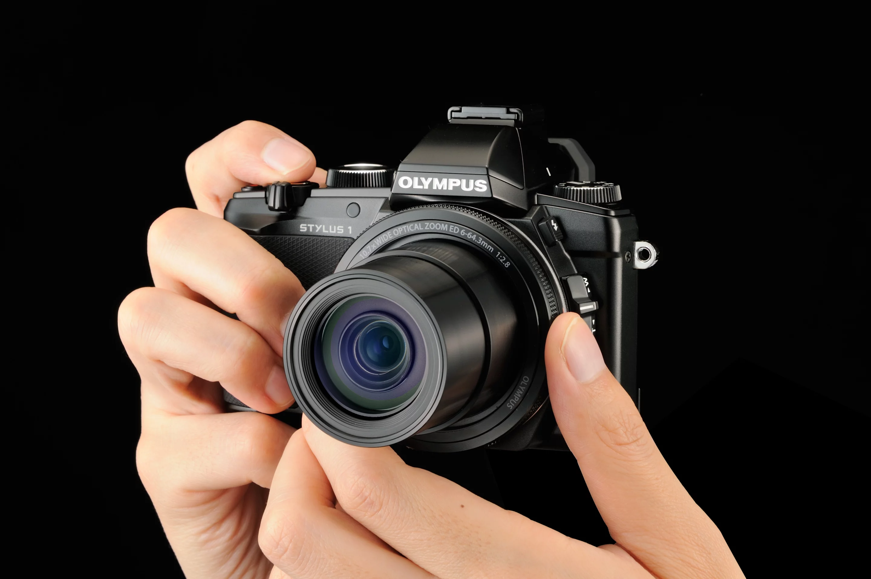 The lens is edged by a hybrid control ring similar to the one found on the Stylus XZ-2 iHS