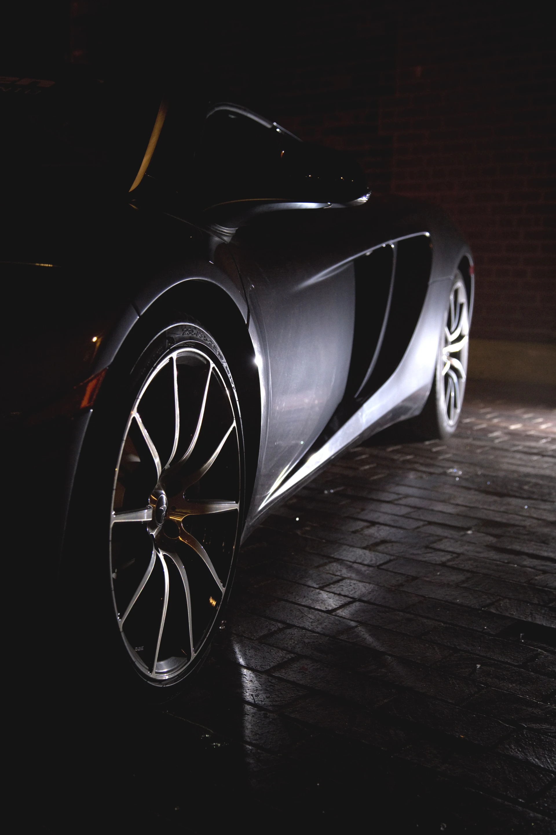 The 12C runs high performance 235/35 R19 tires up front and 305/30 R20s out back (Photo: Angus MacKenzie/gizmag.com)