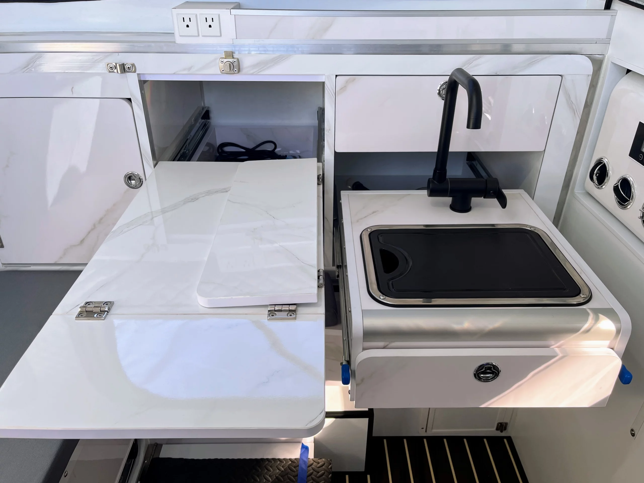 The slide-out multi-leaf worktop doubles as a dining table