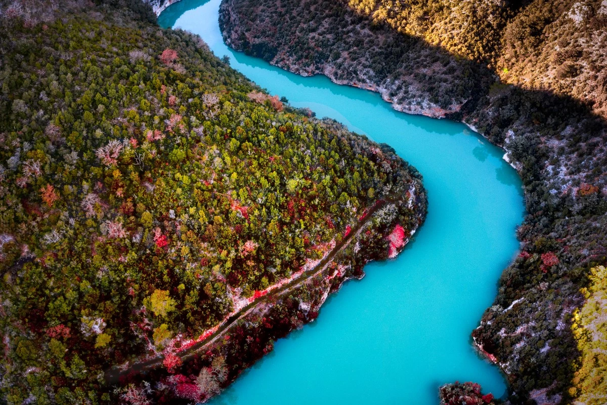Turqoise waters define the Gorges du Verdon, France