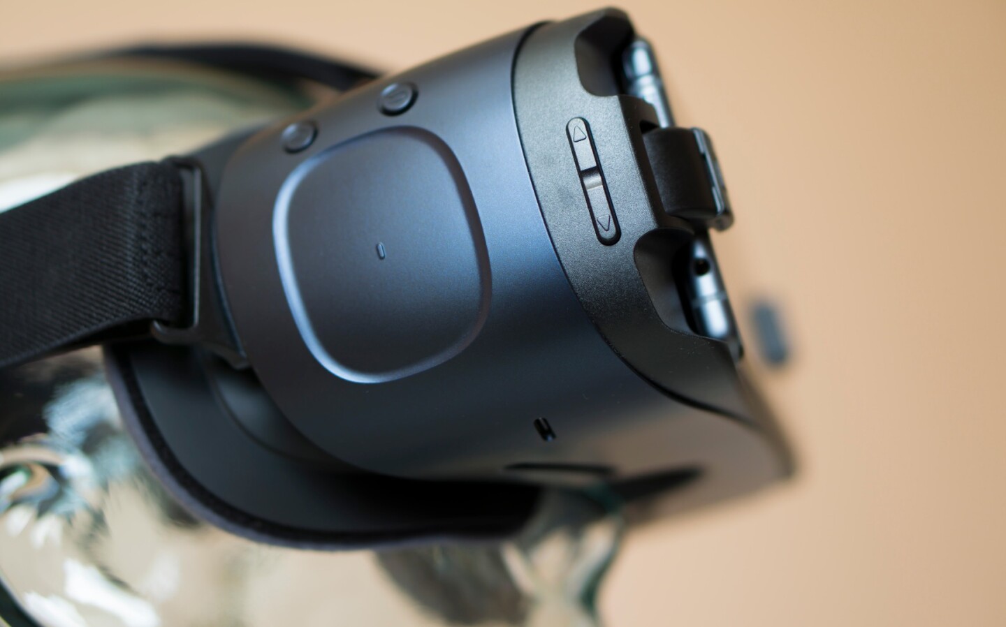 The larger trackpad on the side of the new Gear VR