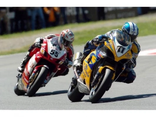 Kagayama and Laconi during the middle stages of the first race