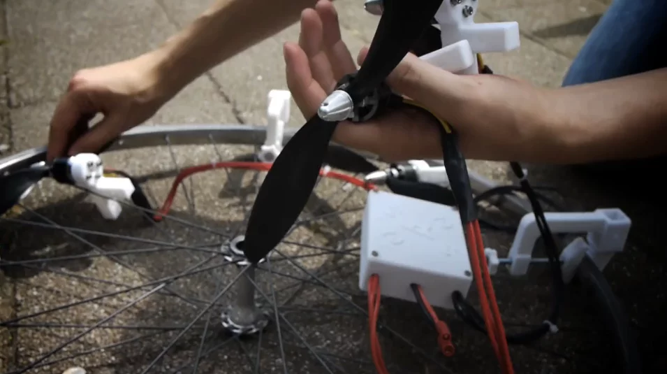 Jasper van Loenen wires up a bicycle wheel (Video still: Jasper van Loenen/Mathijs van Oosterhoudt)