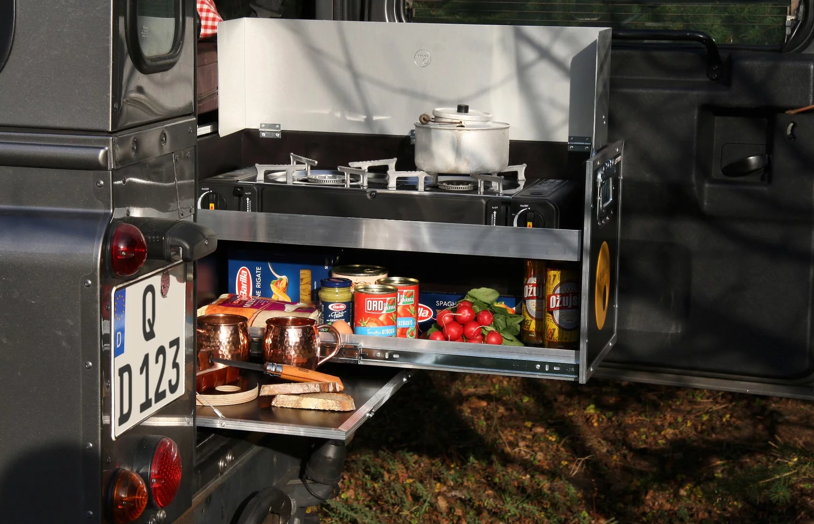 The D-Box prepares food with a combination of slide-out kitchen, worktop and stored water