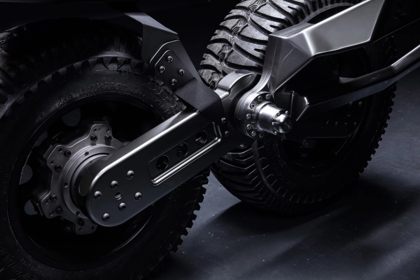 Ferox Azaris: rocker arms at the rear help isolate the chassis from road undulations