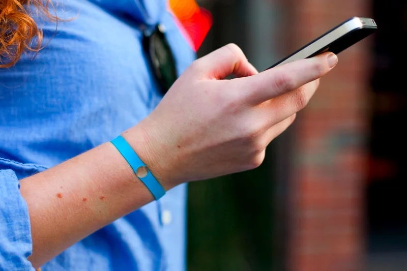 The Macro Cell Lens Band can be worn on the wrist
