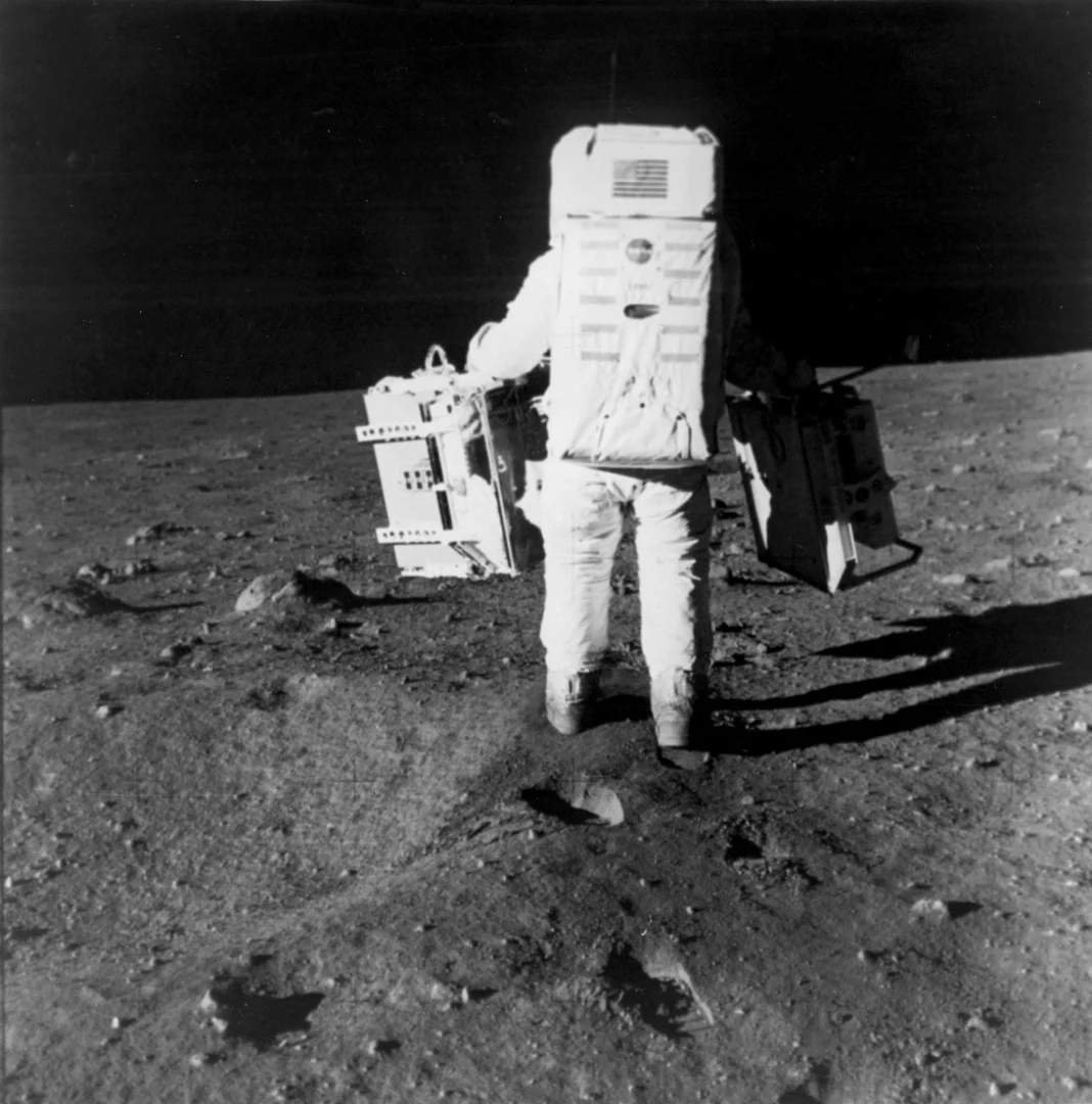 Aldrin unloading science experiments