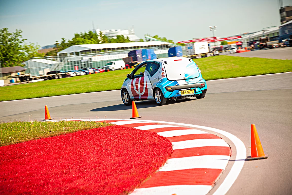 An electric car featuring Phinergy and Alcoa’s aluminum-air battery system made its track debut earlier this month