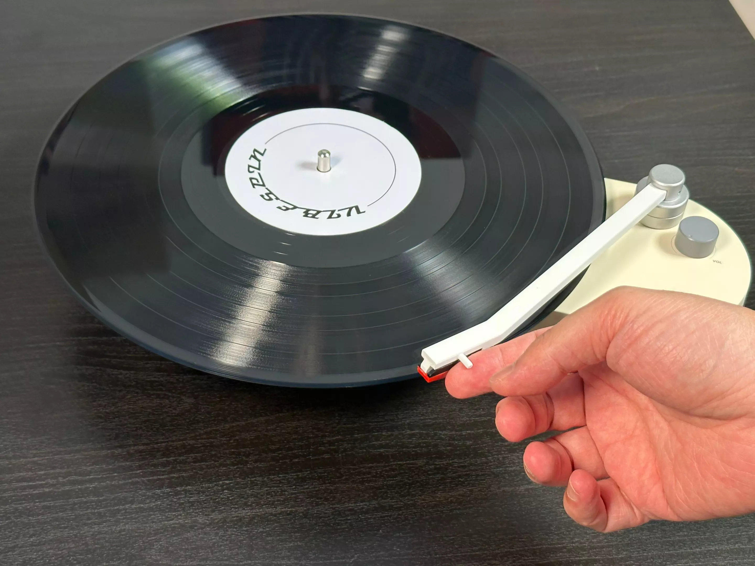 The turntable platter automatically starts spinning as the tonearm is moved over to the grooves