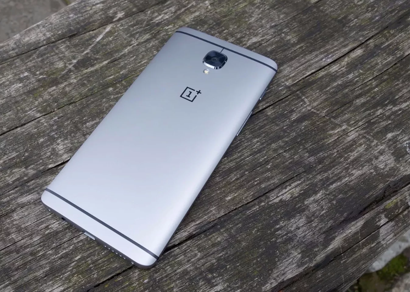 A 16 MP camera sits around the back with a 8 MP one on the front