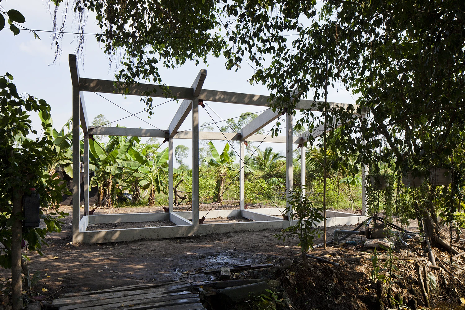 The S House is built using a concrete frame that's bolted together, and it sports steel doors and window frames (Photo: Hiroyuki Oki)