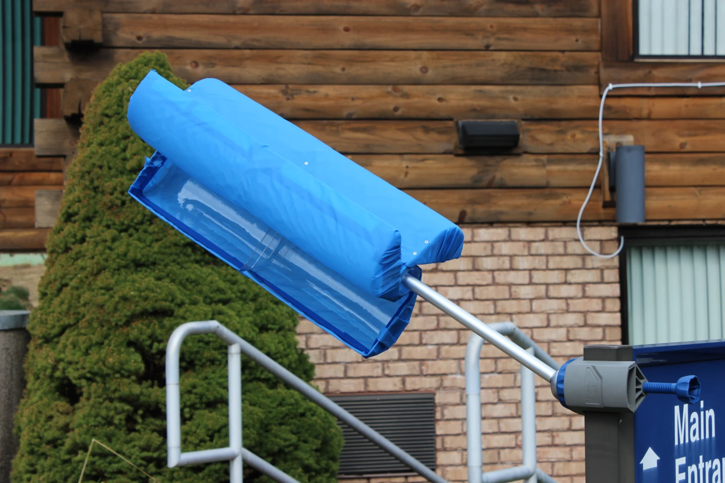 The Windpax system can be hung from a tree or elevated surface in an inverted configuration, or attached to a table or vertical surface thanks to a removable clamp with a pivoting ball-head
