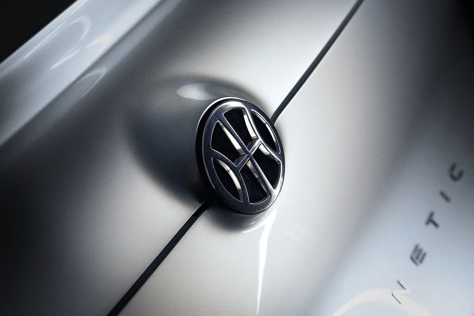 Pininfarina HK GT: rear trunk ornament