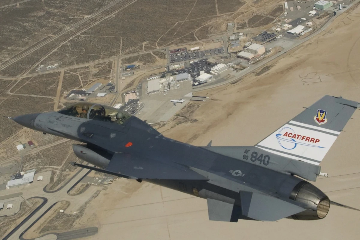 A USAF F-16D banking over NASA's Dryden facility during testing in 2009 (Photo: NASA, Jim Ross)