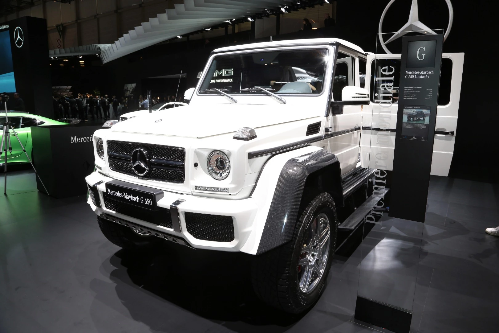 An ultra-premium hardcore off-roader designed to shuttle folks around limousine-style? That about sums up the Maybach G650 Landaulet