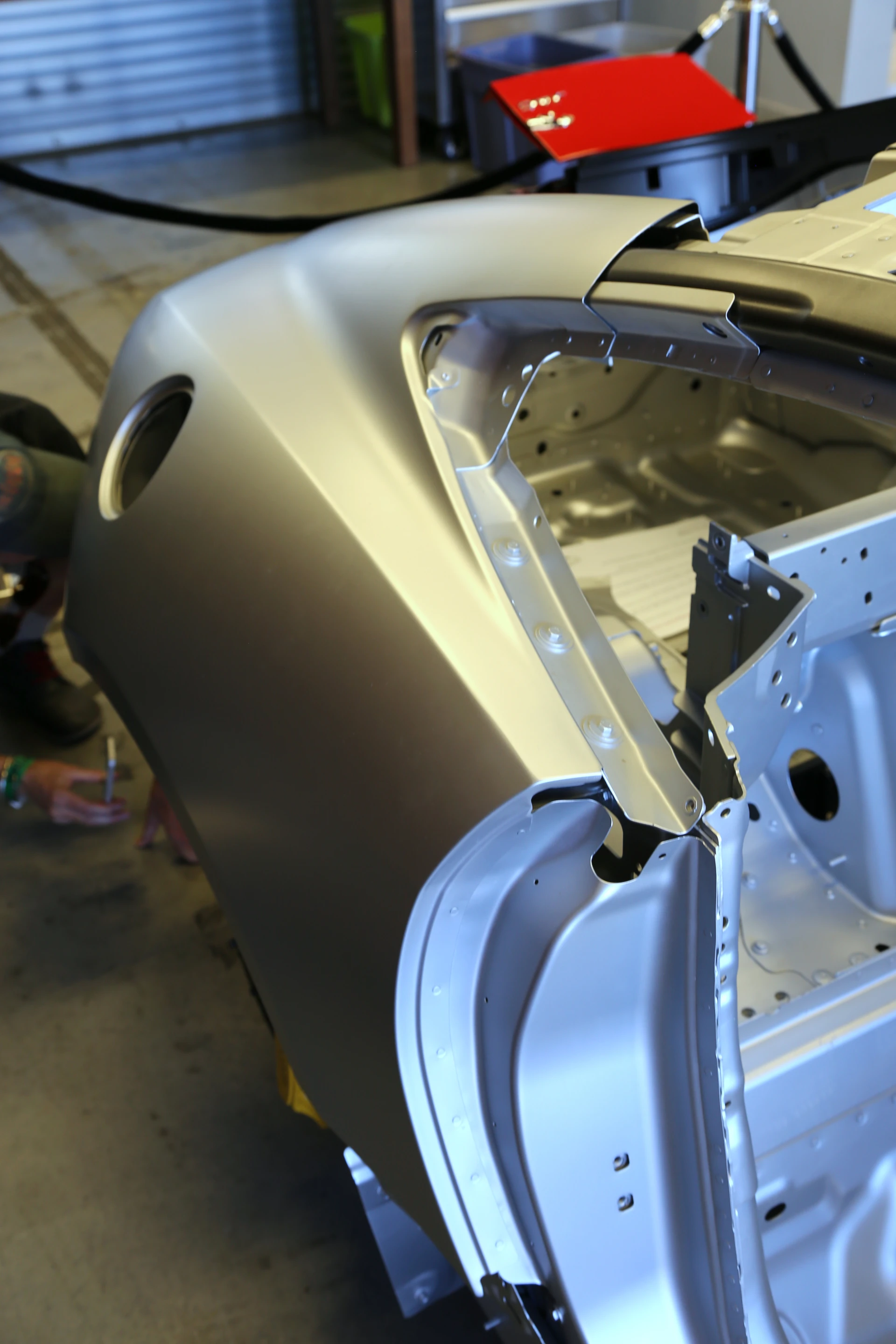 The F-type's deep-draw aluminum stampings have eliminated joints in the panel surface, plus the body side panel is fabricated from formable AC600 aluminum to increase structural capabilities (Photo: Angus MacKenzie/Gizmag.com)