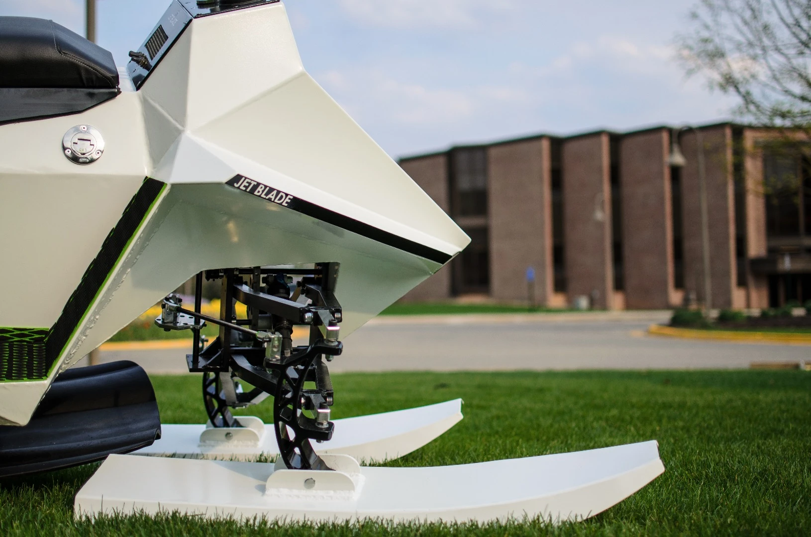 A closer view of the Jet Blade's tilting front suspension