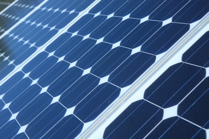 Scientists have developed new nanocrystals that allow solar panels to generate both electricity and hydrogen gas (Photo: Shutterstock)
