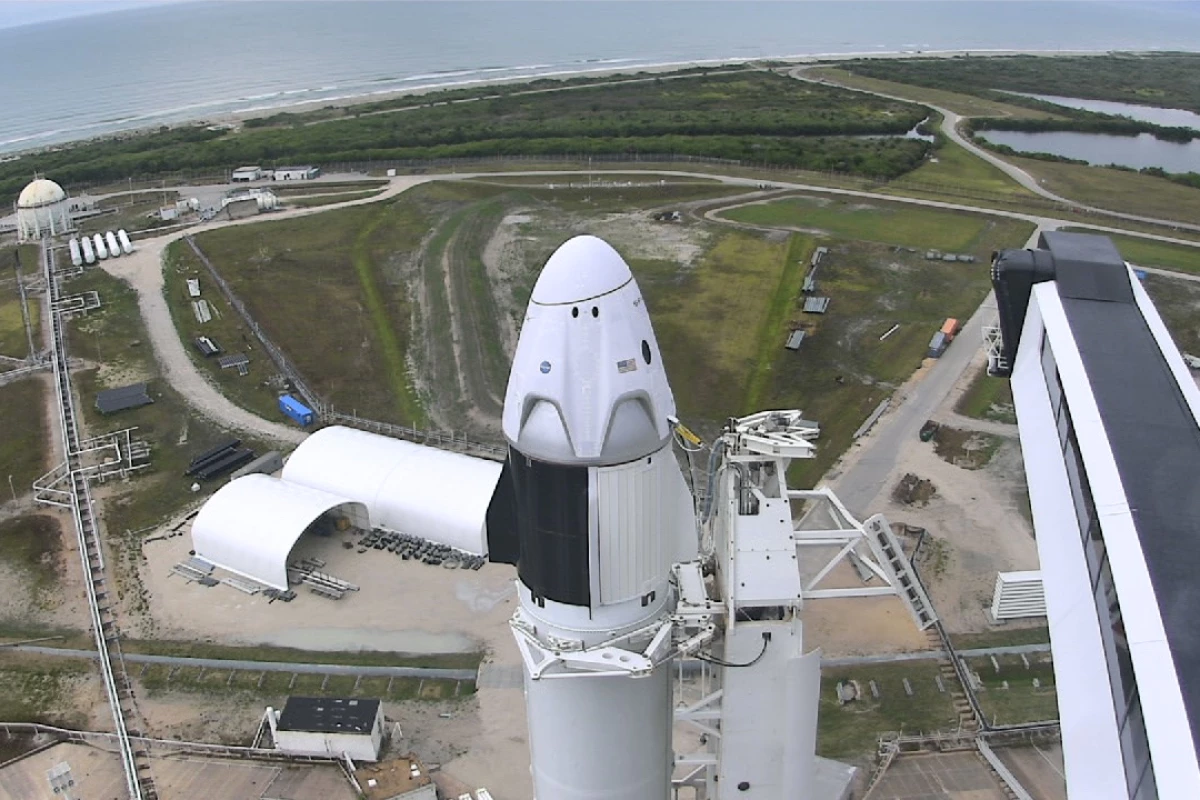 The SpaceX Falcon 9 and Crew Dragon spacecraft with the walkway retracted