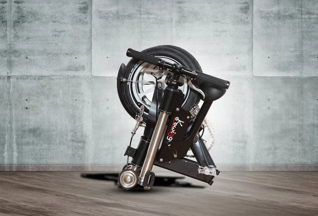 The Kwiggle Bike folds down into a luggable 55 x 40 x 25 cm (21.7 x 15.7 x 9.8 in) package