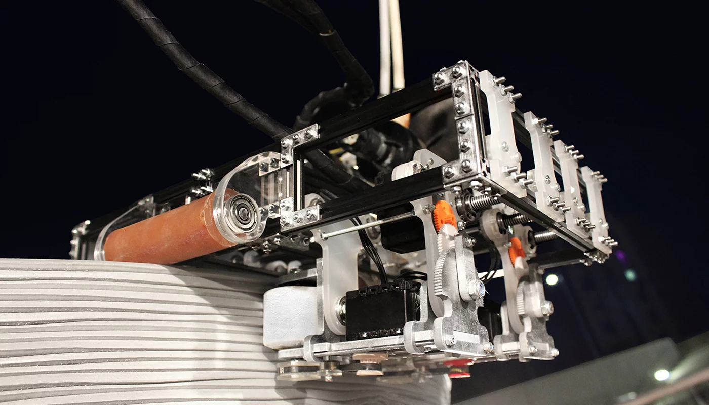Gripper robot extruding wall layers