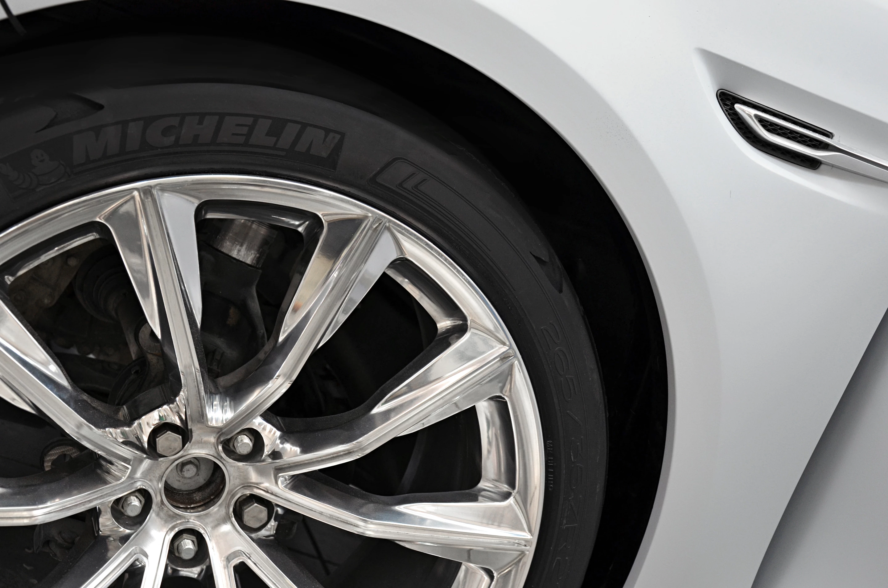 The Ford S-Max Concept wheel detail