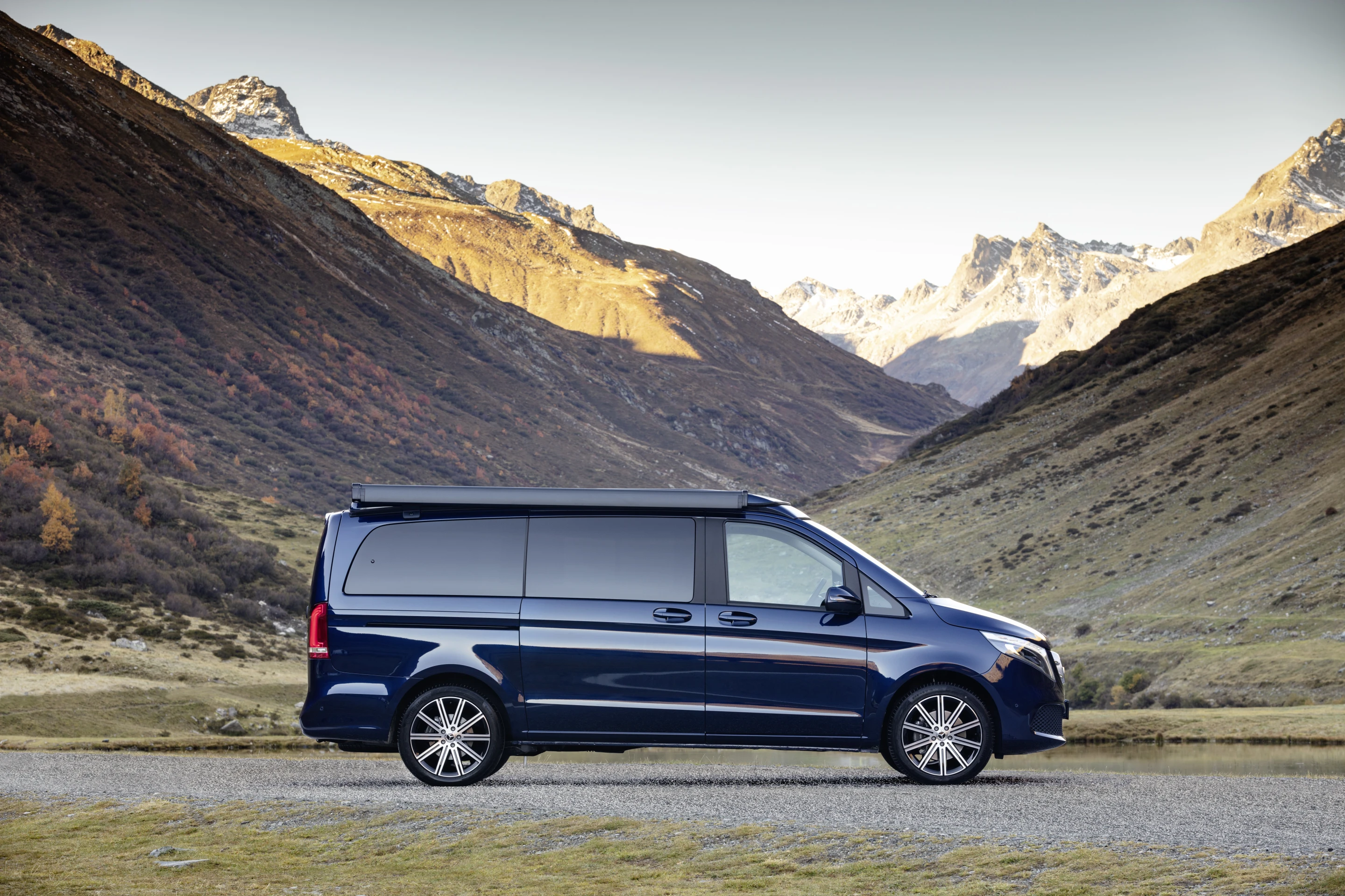 Mercedes-Benz Marco Polo in "cavansit blue metallic"