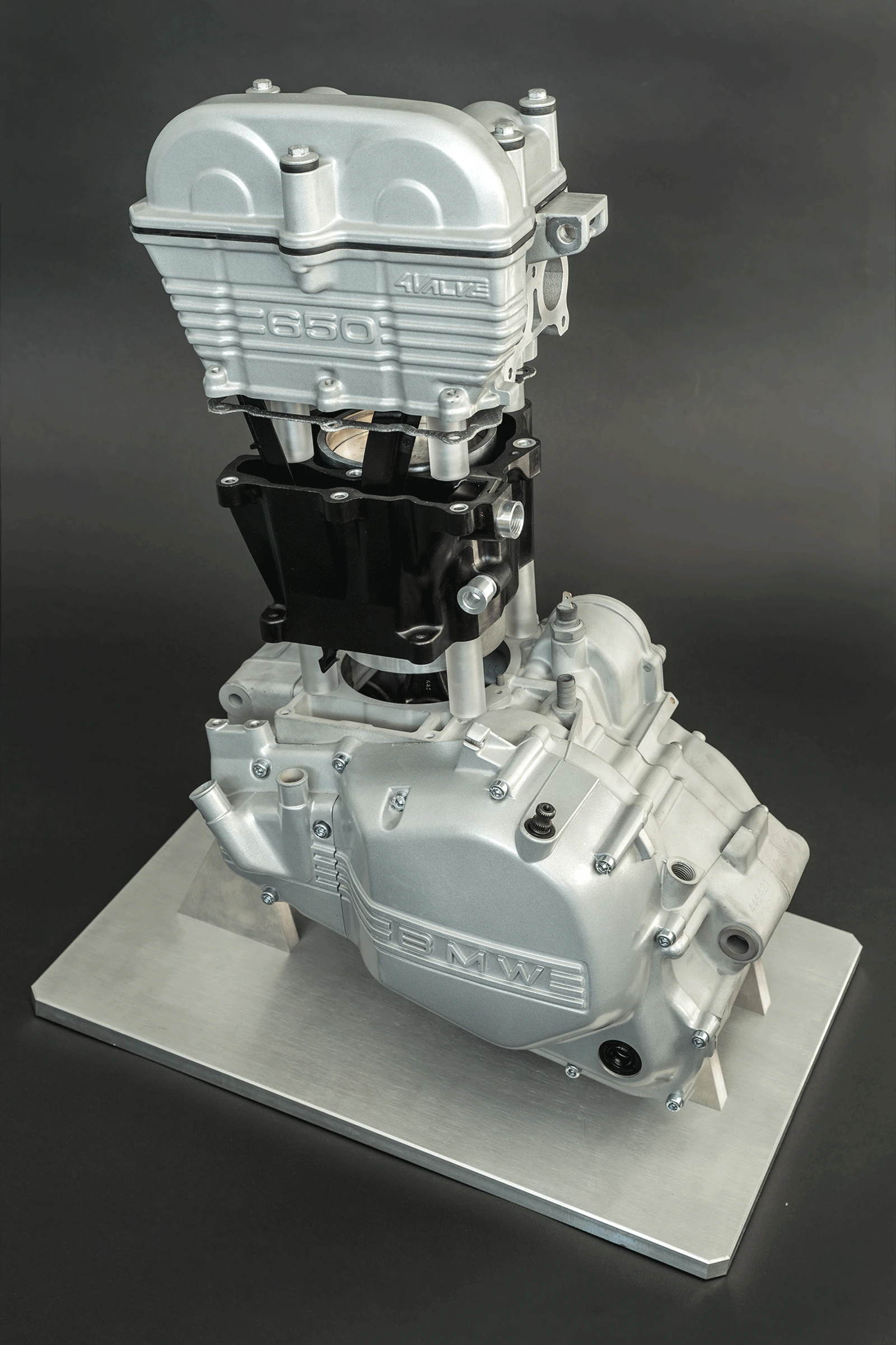 Demonstration model of the experimental engine with lightweight cylinder casing (Image: Fraunhofer ICT)