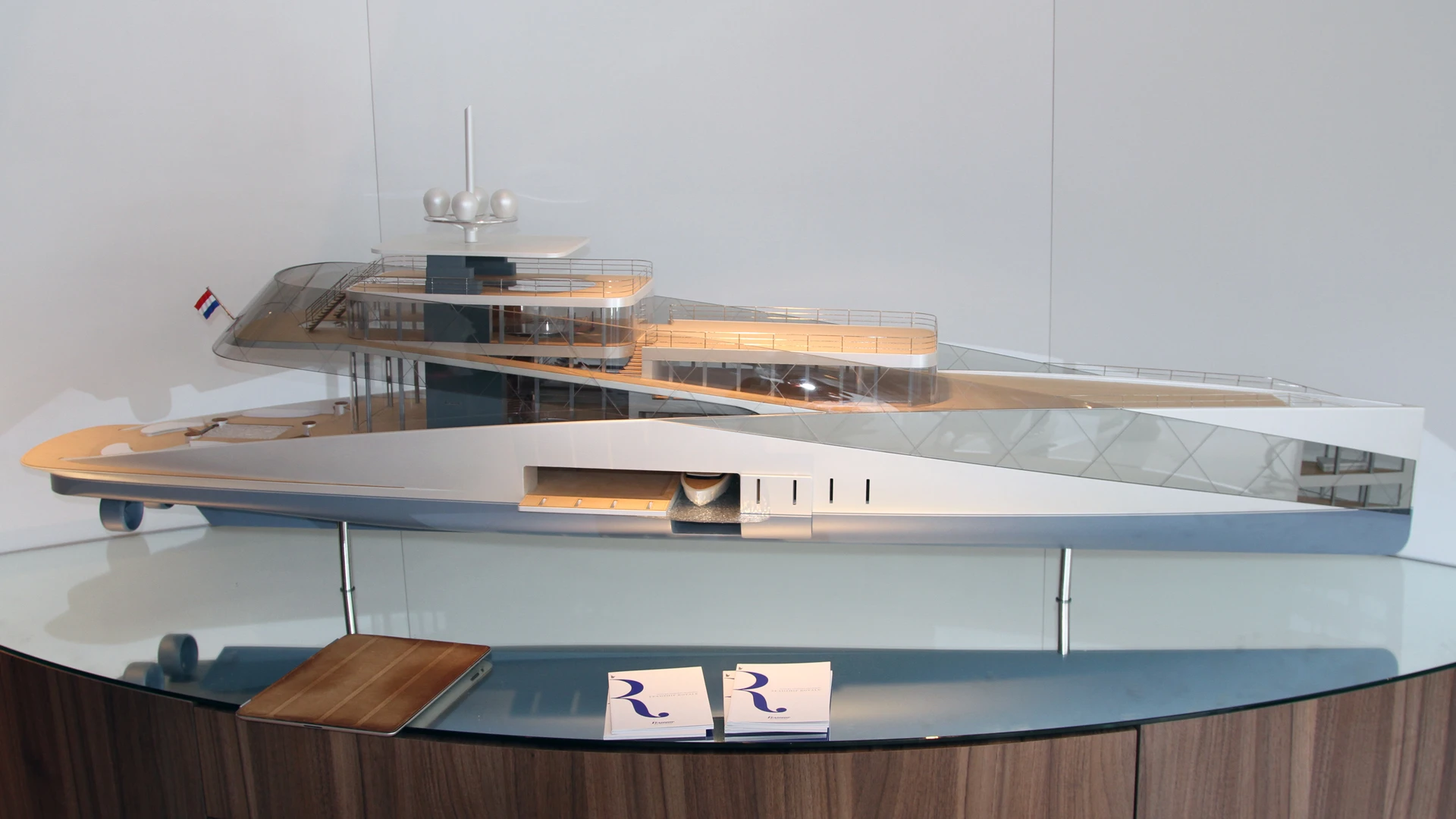 Profile view of the model of Feadship Royale (Photo: Gizmag)