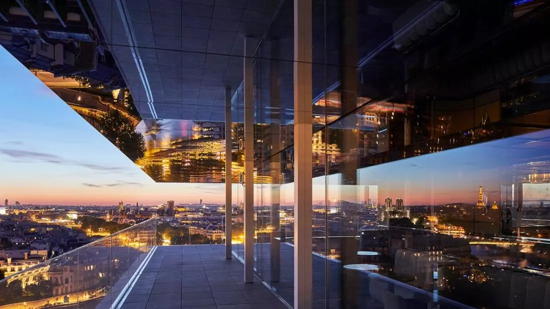 By being reflected on the mirror ceiling, the street life below is integrated into the open-air terrace of floor 15