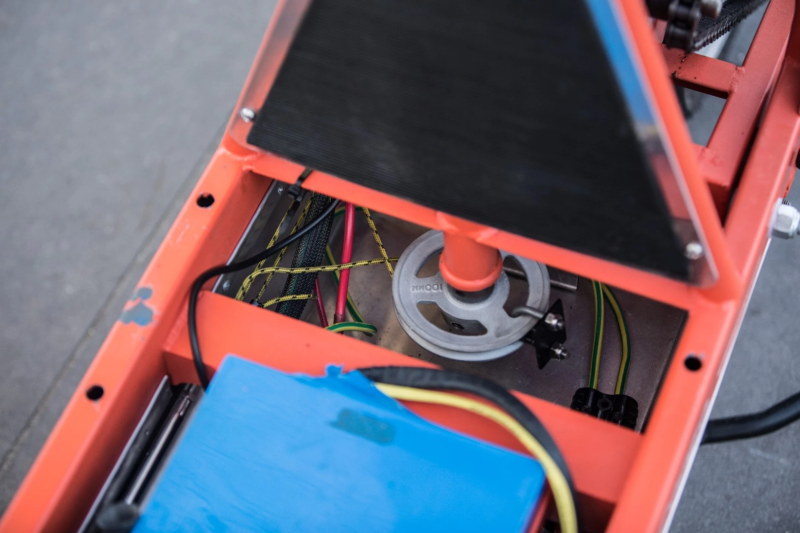 The EsCargo features front double-knuckle steering that is activated via a pulley using Dyneema sailing ropes