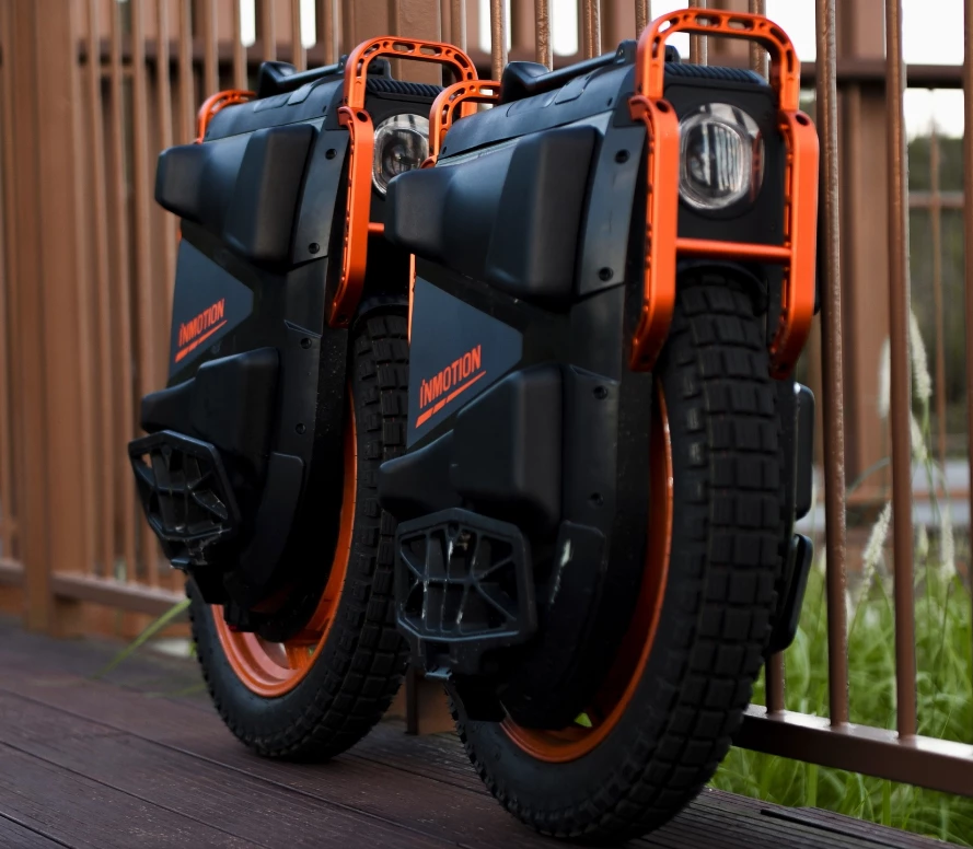 With a weight around 110 lb (50 kg), the InMotion V13 Challenger will require a bit of muscle to lift and carry
