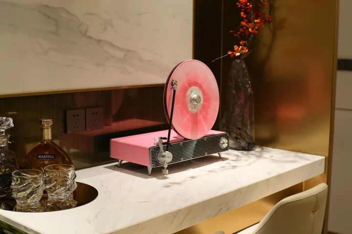 The CoolGeek VS-01 is not the first vertical turntable we've seen, but it's certainly one of the most eye-pleasing examples