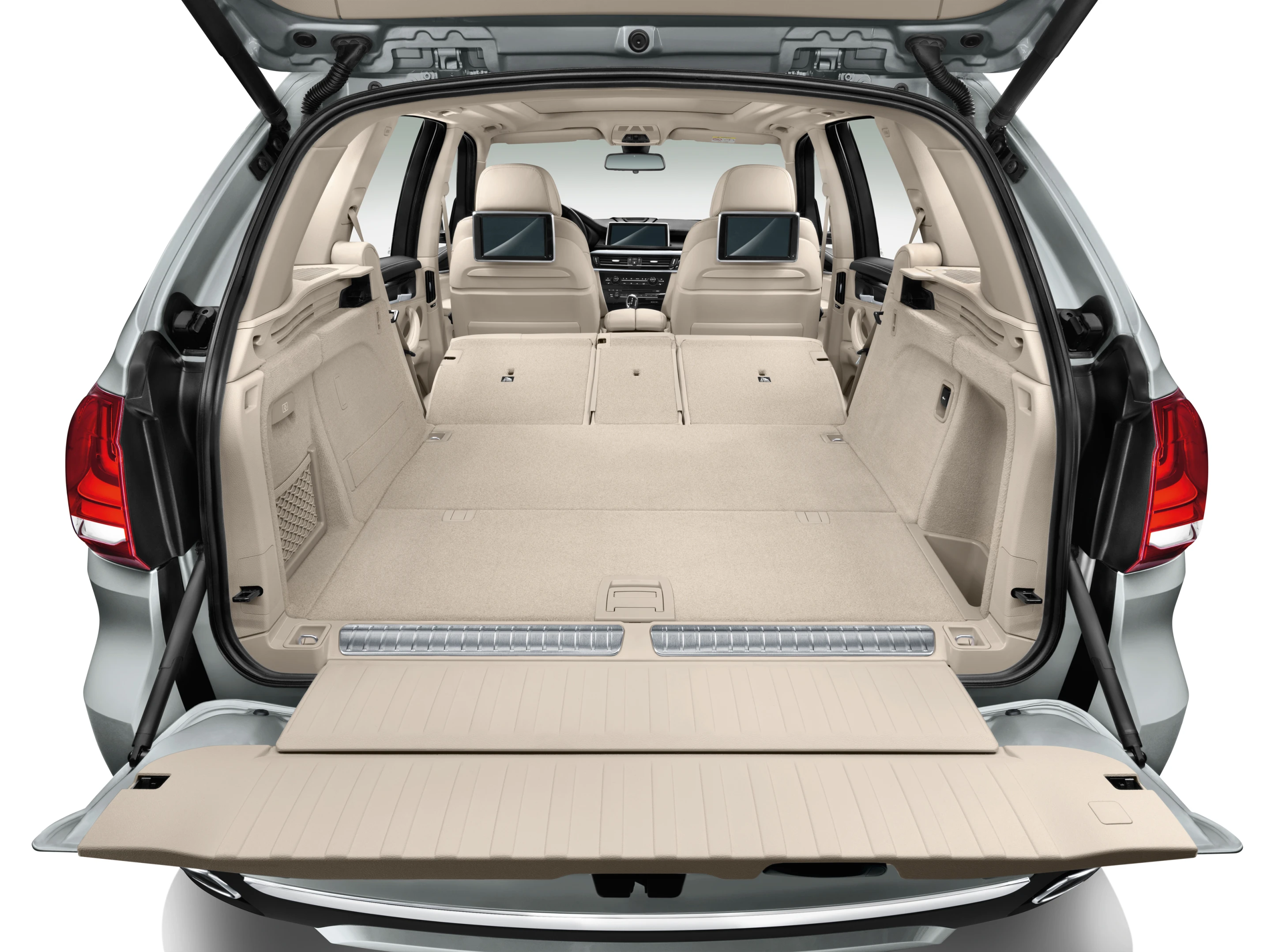 Silver with light tan interior gives a rather nice retro feel to the X5 xDrive40e