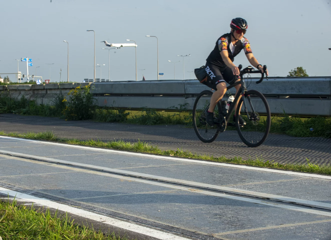 The Wattway Pack panels are mounted atop existing cycle paths using adhesive, and will be monitored and maintained for the next 5 years