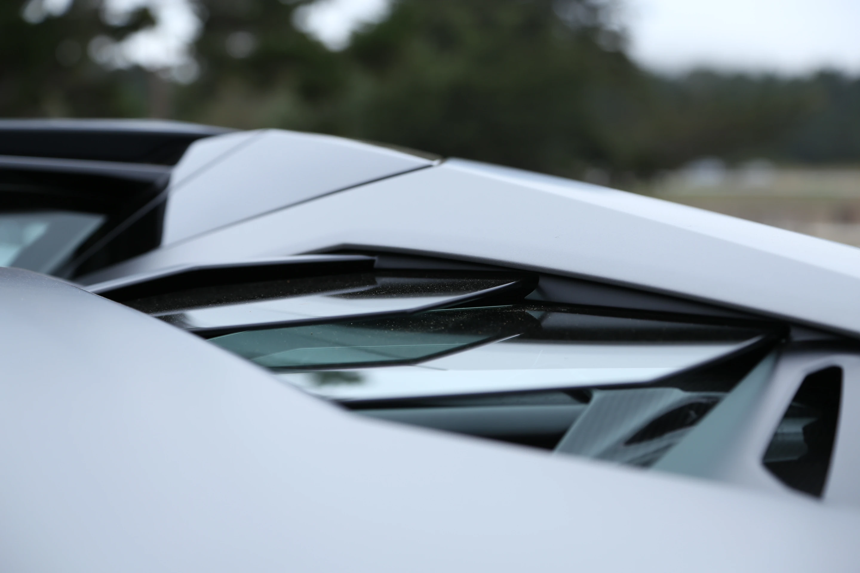 Aventador's see-through engine cover is layered to provide optimal heat venting (Photo: Angus MacKenzie/Gizmag.com)