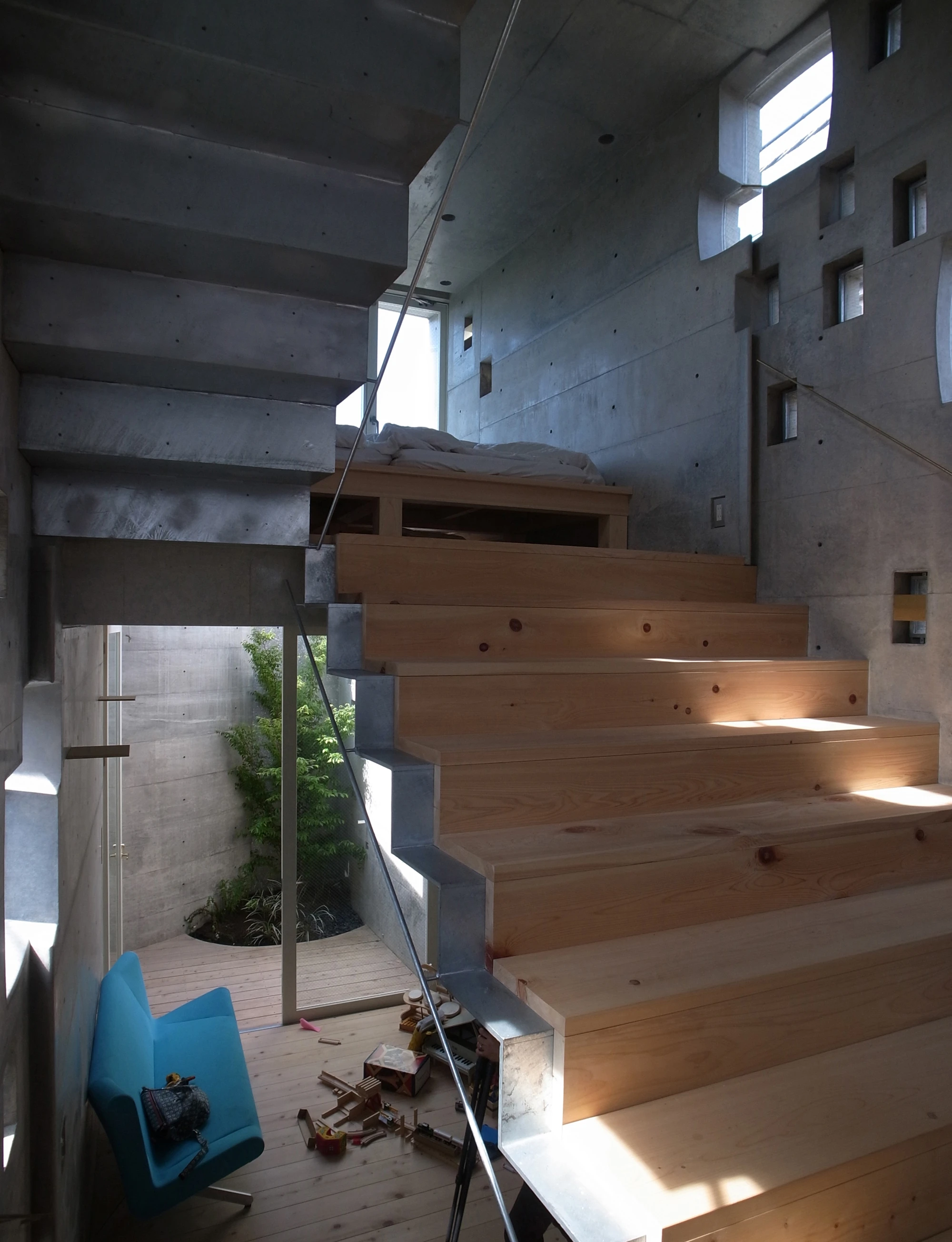 Notwithstanding the tiny footprint, the interior is well-stocked (Photo: Sabaoarch)