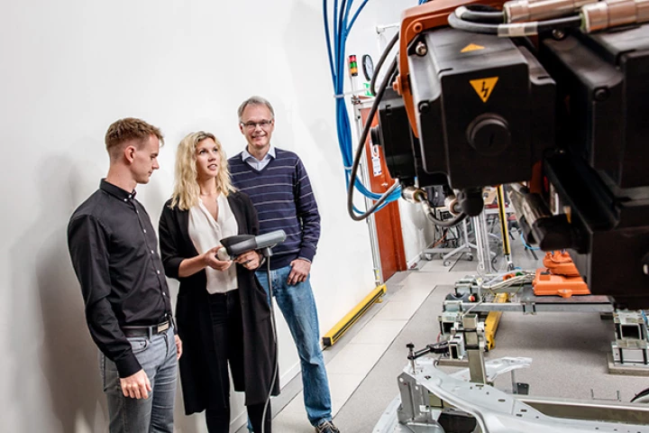 By minimizing the acceleration of industrial robots, and optimizing the sequence of multiple robots, energy consumption can be reduced by up to 40 percent