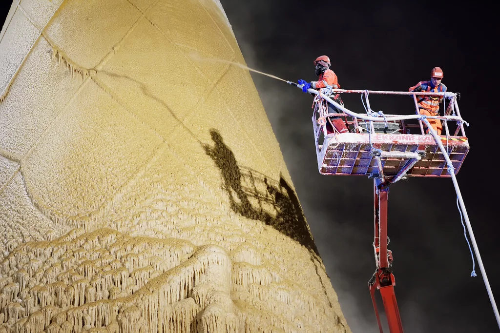 Water being sprayed onto the Sagrada Familia in Ice for its construction (Photo: Bart van Overbeeke)
