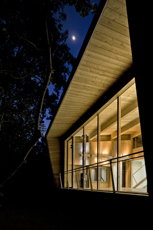The south façade is characterized by a large quadratic sun porch, coupled with interior automated blinds